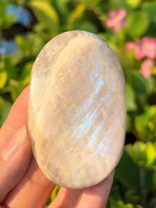 1pc High Flash Moonstone Palm Stone, Natural Crystal Worry Stone，Unique Specimen for Collectibles and Educational Use，Perfect for Home Collection & Gift for Valentine's Day and Holidays