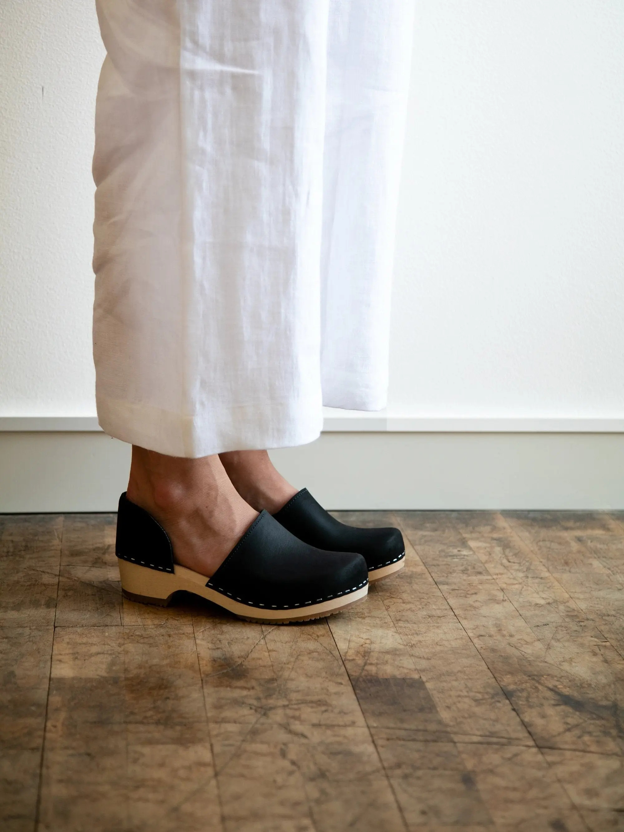 Black Closed Back Clogs for Women / Low Wooden Heel / Nubuck Leather / Swedish / Brett Low