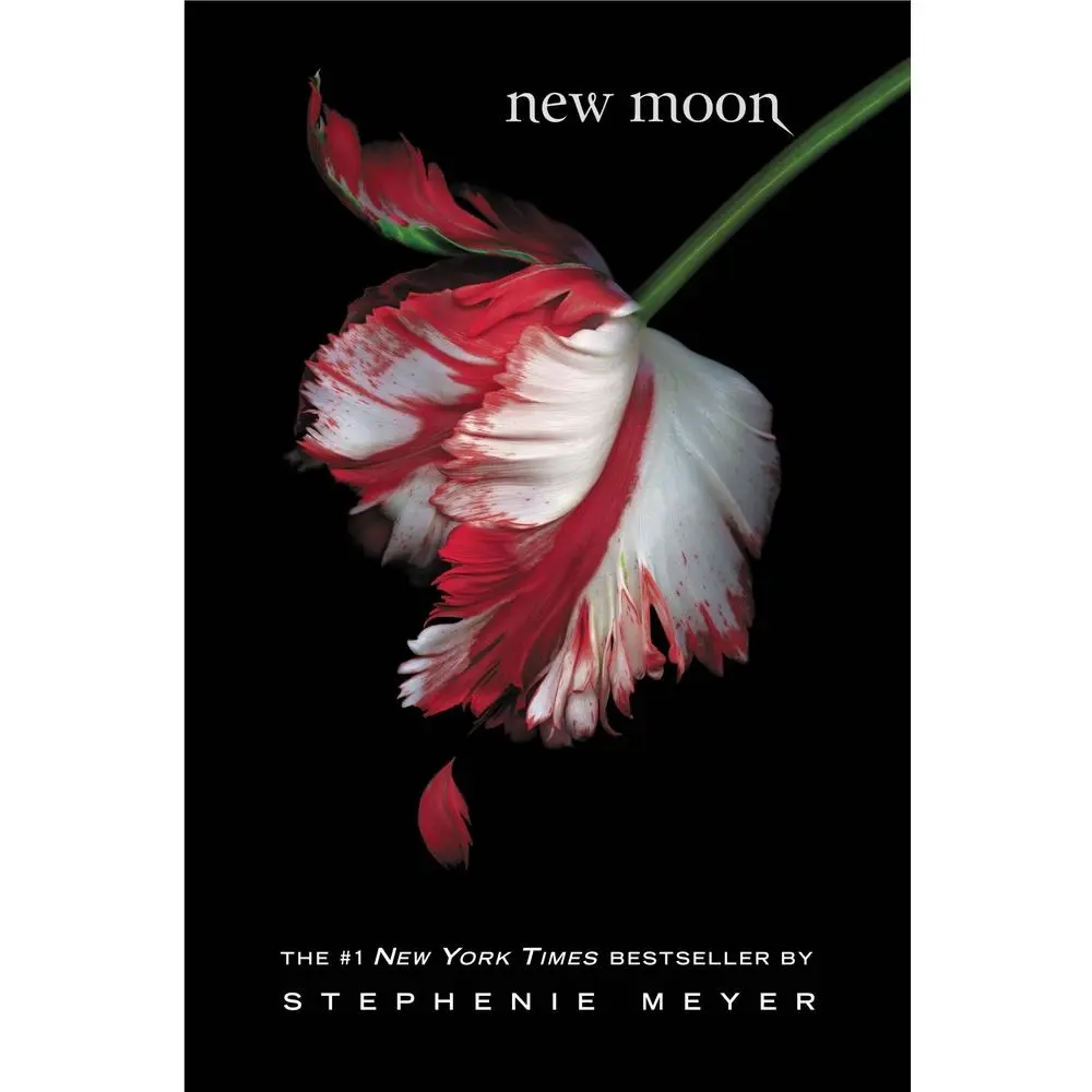 USED Book - New Moon by Meyer, Stephenie (Paperback) - english