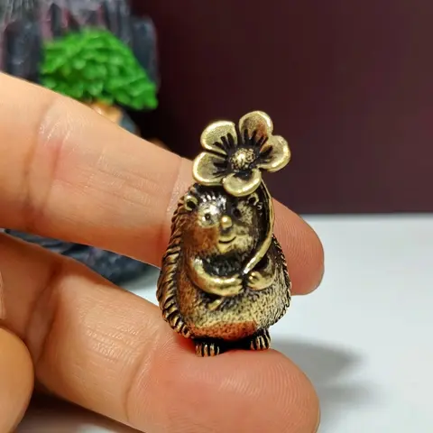 Creative Love Flower Hedgehog Animal Design Desktop Decoration, Decoration Items, Figurine, Desktop Statue, Desktop Ornaments, Decorative Home Ornament, Home Car Company Tea Pet Ornament, Craftsmanship Landscape Decor Gift, Decoration Figure