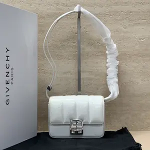 Pre-owned Givenchy Patent Shoulder Bags 7.8'' R2439 Shoulder Bag C1858555186 0408 T3 Mia