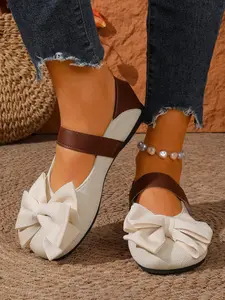 Fashionable bow flat bottomed shallow mouth single shoe for women, with a color blocked single stripe design and bow decoration. The soft sole is comfortable and not tiring for the feet, with a gentle temperament. It is a daily single shoe,