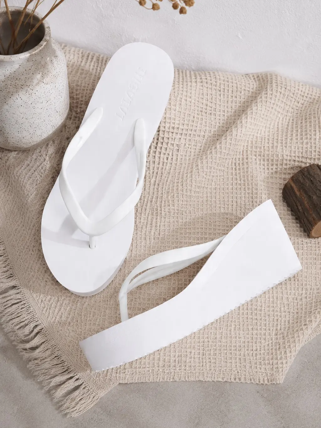Trendy Versatile Platform Flip Flops for Women Solid Color Lightweight High Heel Beach Sandals Casual Summer Cloud Shoes