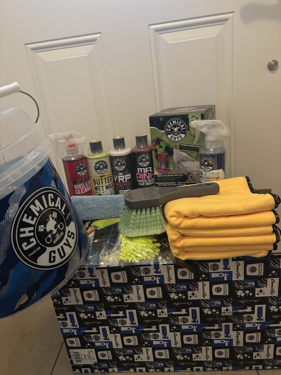 Item: Exclusive 15pcs Arsenal Car Wash Kit