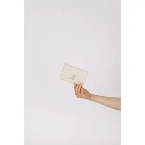 Pre-owned Louis Vuitton N/A Handbag/Wallet Limited Edition Ivory Taurillon Capucines Capushell Mother of Pearl Compact Trifold Wallet