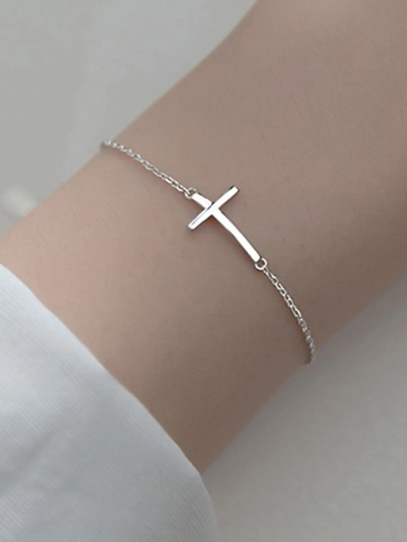 Women's 925 Silver Cross Bracelet Adjustable Simple Design Hypoallergenic Jewelry Gift for Women Daily Wear Elegant Accessory Exquisite Bracelet Link Bracelets