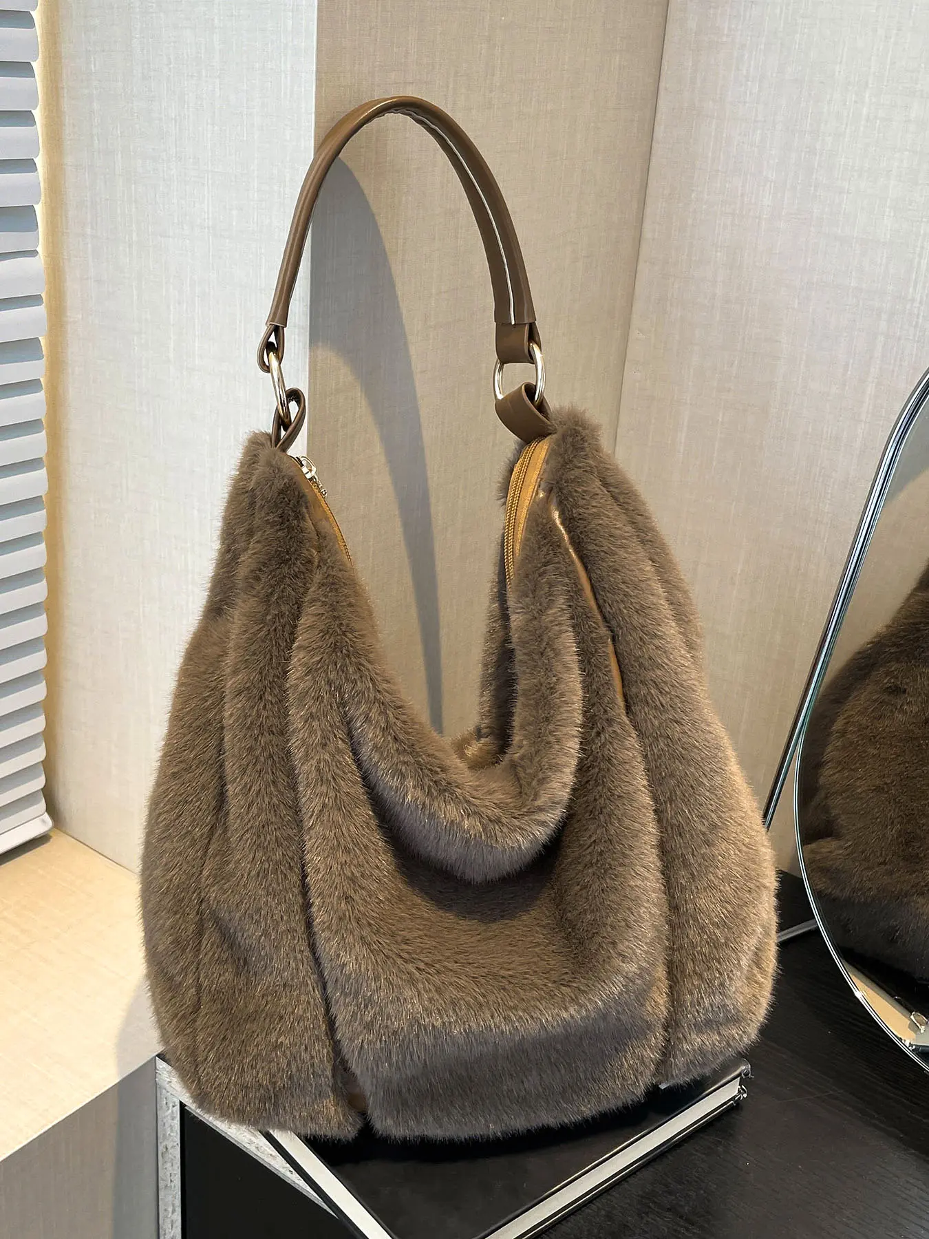 Retro-style minimalist fashion plush solid color shoulder tote bag, a niche quality versatile shoulder bag, the underarm bag shape is fashionable and sophisticated, suitable for daily commuting, shopping, dates, etc., Elegant commuter bag