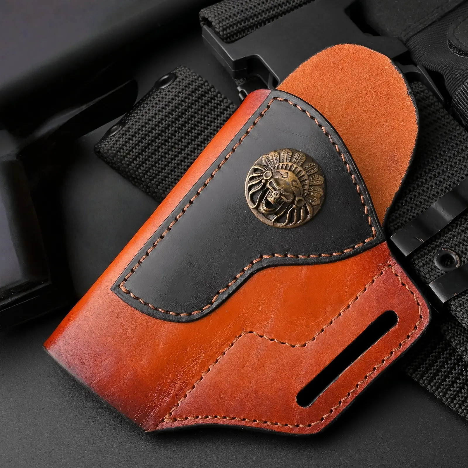 Suitable for most 1911 models of leather holster, hand sewn OWB suspension provides better protection and is suitable for shooting, hunting, practice, and patrol in various scenarios(left)