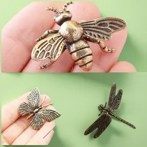 FunGifts for boys and girls, [3D] Realisticcool gadgets for the room, vintage copper-plated butterfly ornaments, bee ornaments, dragonfly ornaments, insect-themed decorative copper crafts, small tea pet ornaments