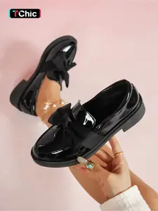 A pair of new large-size women's round-toe loafers with bow decoration, chunky heel, slip-on design, fashionable, simple, comfortable, versatile for daily commuting