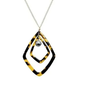 Diamond Shape Faux Turtle Shell Necklace with Pearl
