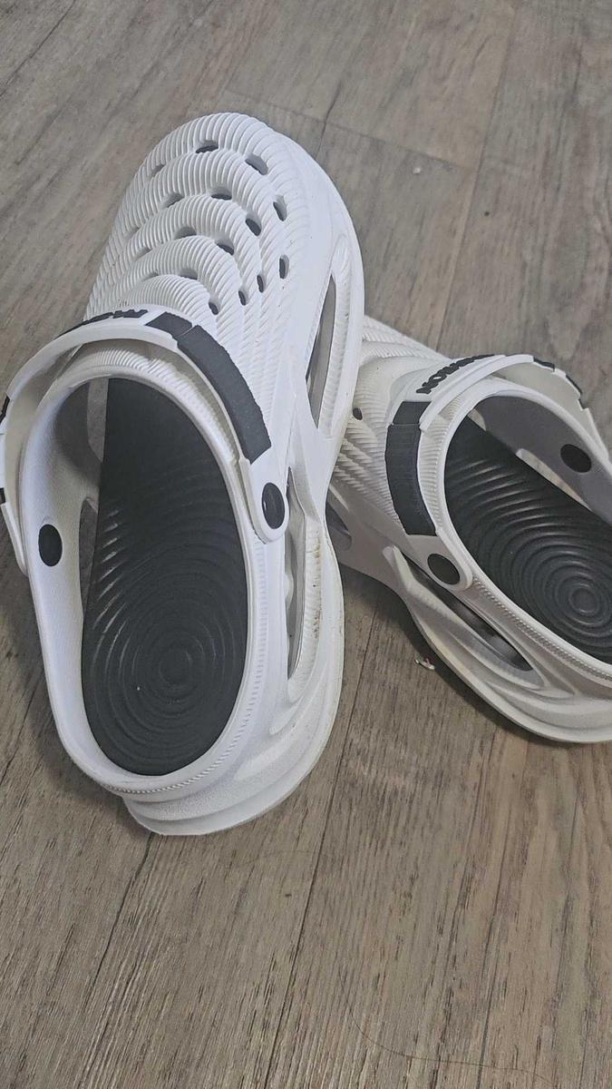 Item: Black White, US8-8.5 (CN40-41)