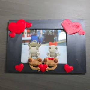 2 Coquí Frogs in Love Valentine’s Day Picture Frame 3D Printed PLA Fits Instax Mini Polaroid Mini Photo Eco-friendly Lightweight Durable (Picture Not Included)