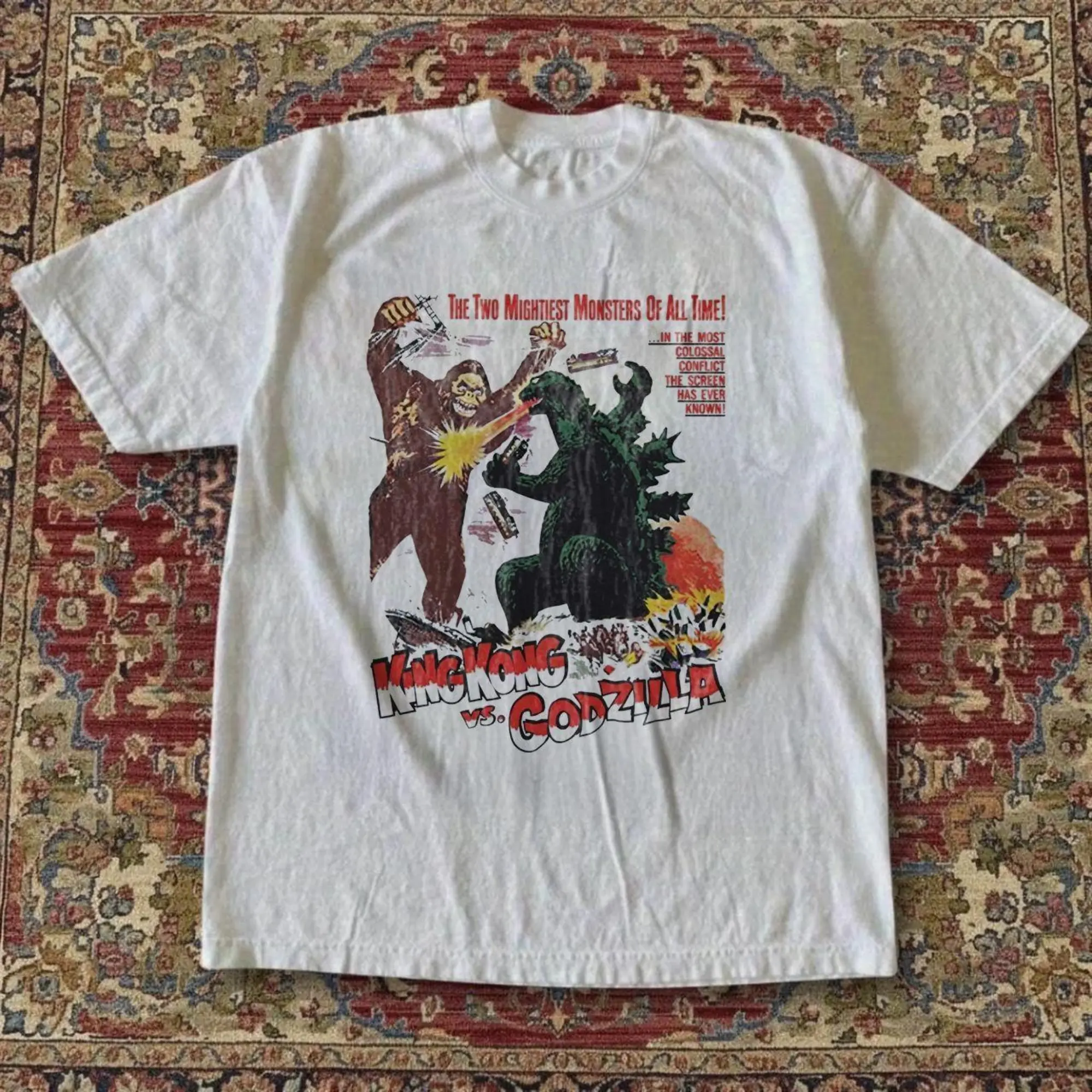 Gildan Men's And Women's T-Shirt, Vintage King Kong Vs Godzilla 1962 Movie Poster T-Shirt - Retro Japanese Kaiju Battle Graphic Tee, Unisex Vintage Graphic Tees Gothic Grunge Y2K Emo Scene Amity Affliction Style Clothes Men Women Streetwear Summer