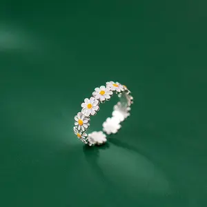 Simple and fashionable niche small daisy flower ring temperament retro high-end girls party accessories