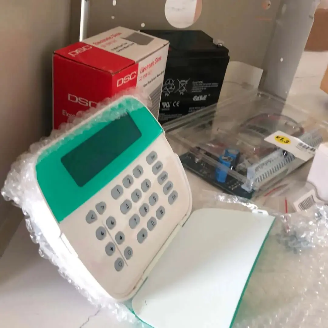 DSC HS2032 PowerSeries Neo Alarm Kit with HS2LCDRF9