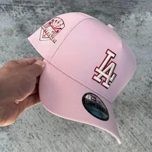 New Era Pink Los Angeles Dodgers 9FORTY Baseball Cap – Curved Brim Hat with Cream LA Logo & Championship Side Patch, MLB Streetwear for Women & Men, Collector’s Limited Edition 2026 Urban Streetwear Gorra premium