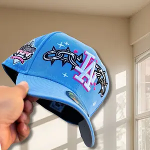 New Era MLB Los Angeles Dodgers 9FORTY Sky Blue Cap – Embroidered Pink LA Logo Baseball Hat with Artistic Graffiti Design and Championship Side Patch, Collector’s Limited Edition 2026 Urban Streetwear Gorra premium, moda urbana para hombres y mujeres