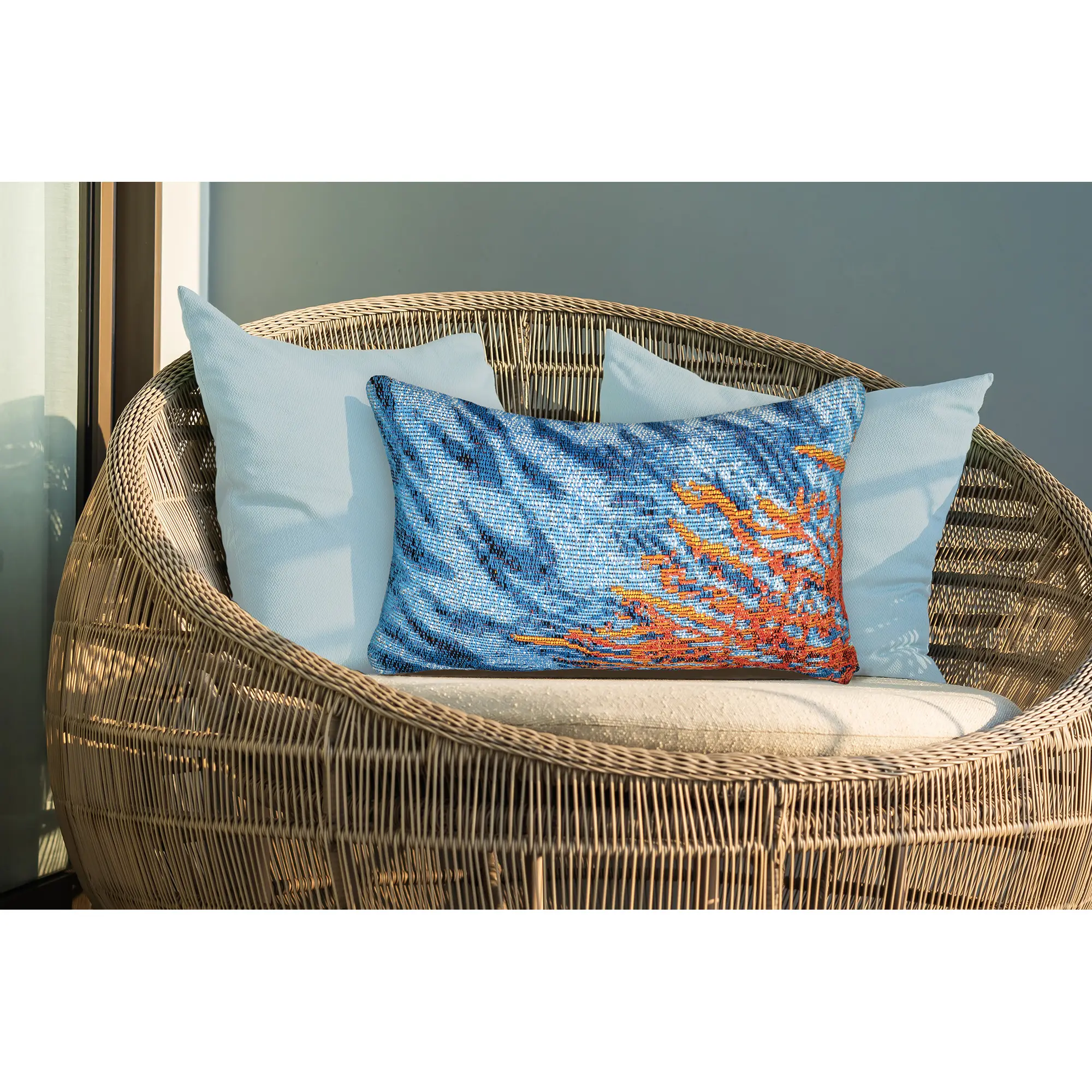 Lush Decor MARINA Machine-Made Flat Weave Indoor/Outdoor Cushion - 75% Polypropylene, 25% Polyester Blend, Nautical Underwater Scene Graphic, Fade-Resistant, Weatherproof, Hidden Zipper, Soft Colorful, Transitional Look, Living Room, Bed Accent