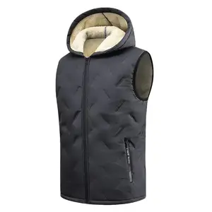 A black hooded pullover vest, suitable for an everyday warm style in autumn and winter. The hat is adjustable and suitable for both seasons. The fleece lining provides warmth and practicality, while the zipper pocket is convenient for use in autumn and wi