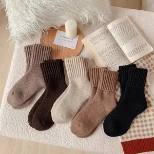 5 pairs of women’s autumn and winter socks, solid color short socks, suitable for everyday casual wear and outdoor activities.