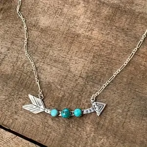Arrow Inlaid Turquoise Pendant Necklace Bohemian Vacation Style Silver Plated Alloy Necklace Vintage Neck Accessories