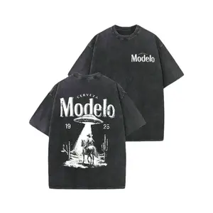 Modelo UFO Cowboy Pattern T-shirt – Thick vintage washed cotton retro street style T-shirt, printed with letter patterns, UFO western cowboy desert scene design, Y2K loose casual short-sleeve men's summer fashion.Unisex