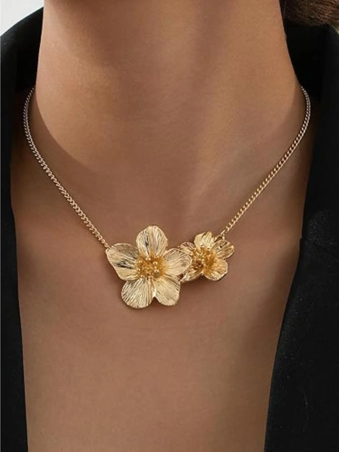 New Fashion Hibiscus Necklace, Trendy Jewelry: Metal Pleated 3D Floral Pendant, a statement-style piece, chunky gold-tone flower necklace, charm and elegance, ideal as collarbone chain, party accessory, or fine jewelry gift