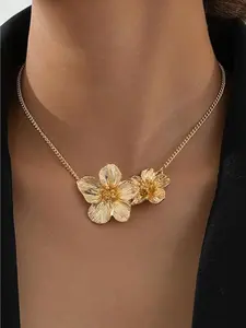 New Fashion Hibiscus Necklace: Metal Pleated 3D Floral Pendant, A Bold, Statement-Style Piece, Trendy Jewelry, Chunky Gold-Tone Flower Necklace, Ideal as a Collarbone Chain, Party Accessory, or Fine Jewelry Gift for Women