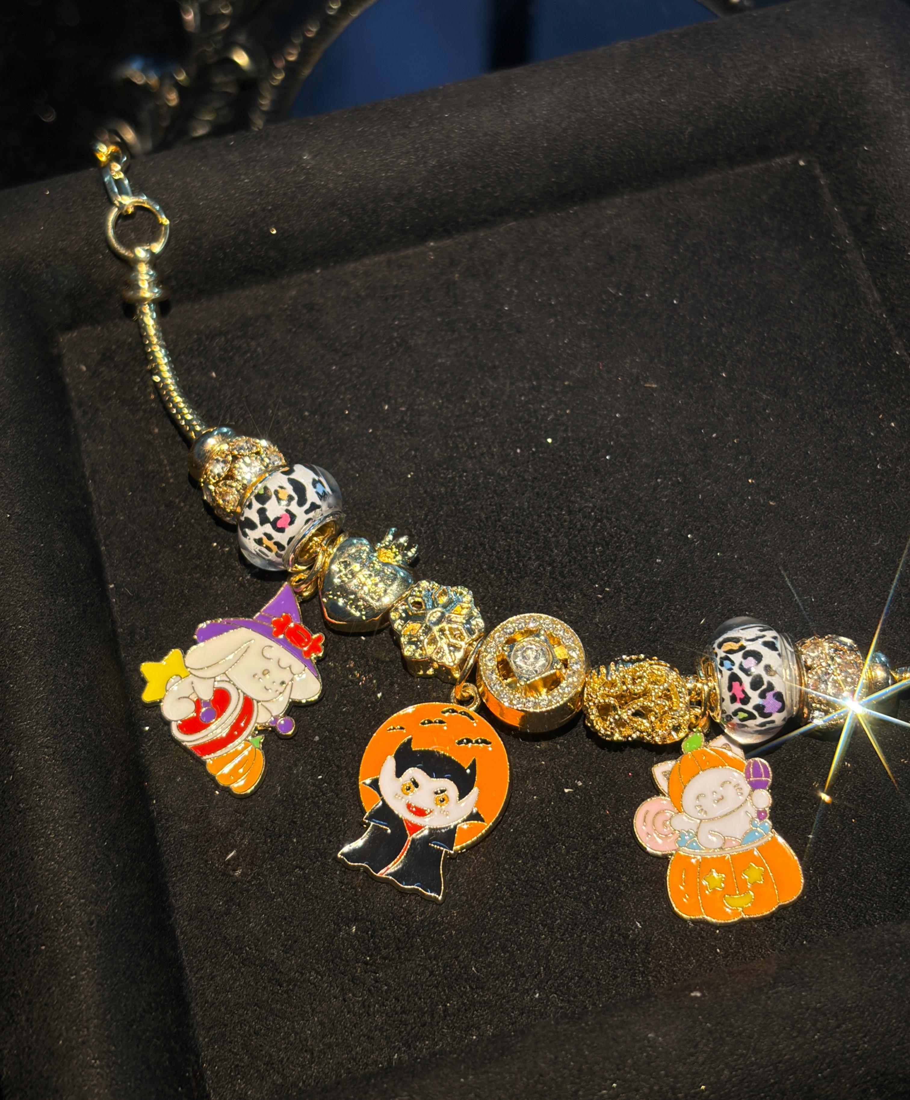 Gold Tone Halloween Beaded Charm Bracelet、Witch Broom、Pumpkin、Skeleton、Black Cat Charms Bracelet、Enamel Pendant Bracelet、Holiday Party Layered Fashion Jewelry for Women Girls Gold Tone Halloween Beaded Charm Bracelet、Witch Broom、Pumpkin、Skeleton、Black Cat Charms Bracelet、Enamel Pendant Bracelet、Holiday Party Layered Fashion Jewelry for Women Girls