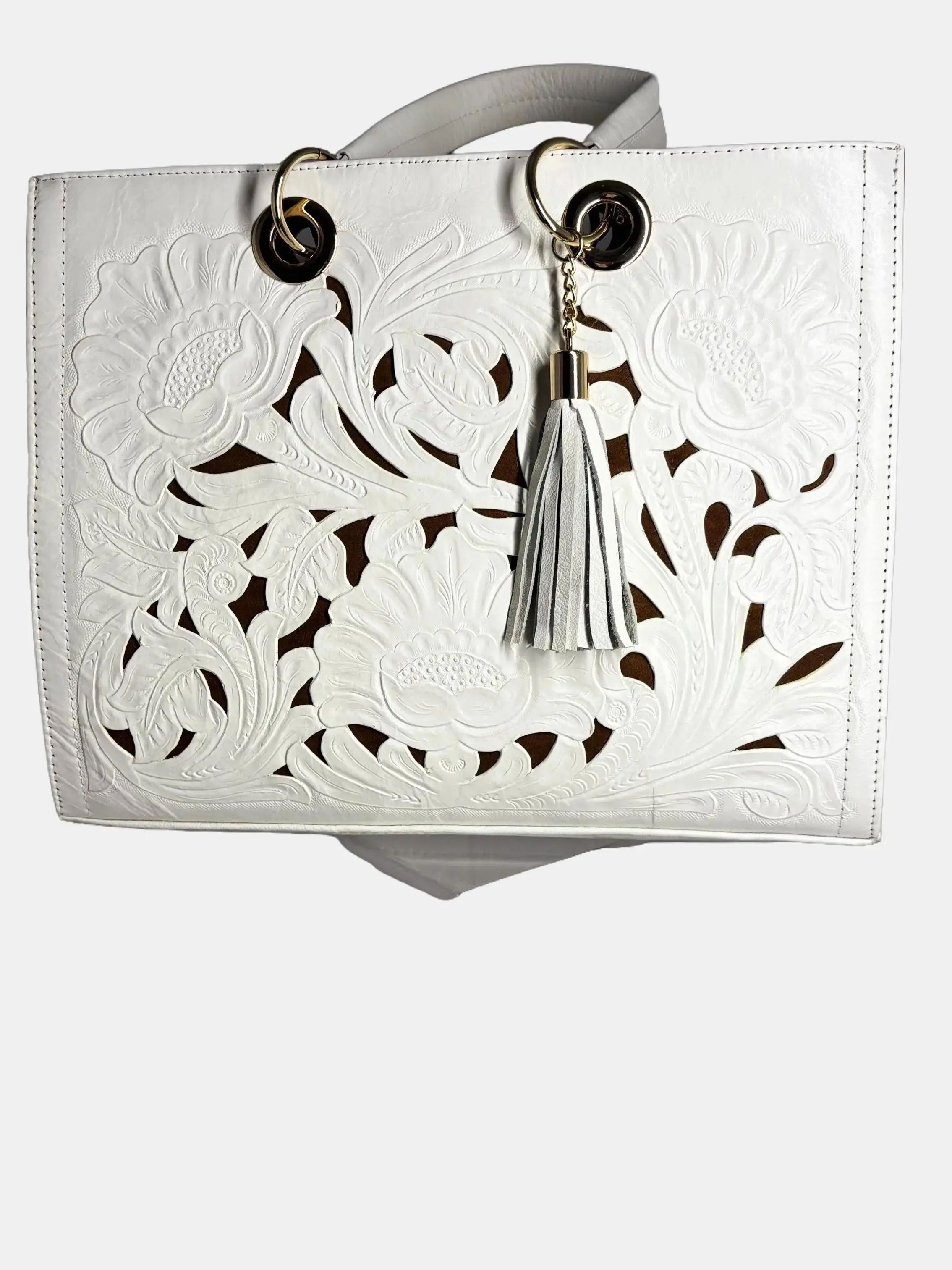Paloma – The Elegant White Piteada Leather Handbag with Floral Design and Letter Keychain
