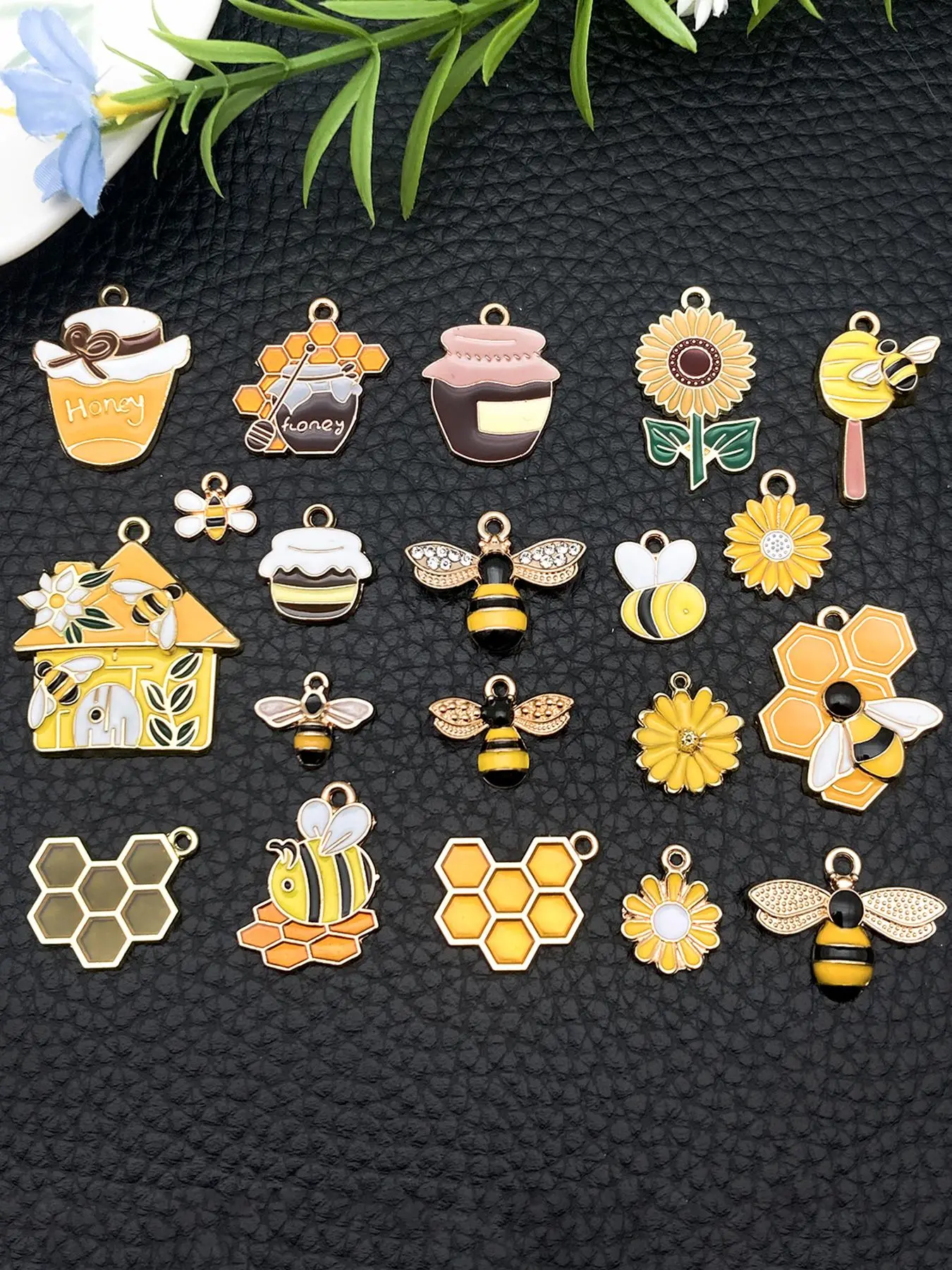 Mixed Color Bee & Honeycomb & Flower Design Charms, Charm Accessory, Cute DIY Pendant for Bracelet & Necklace & Earrings, Fashion Accessories for Women & Girls, Diy Jewelry Making, Diy Beading Accessories, Diy Craft Embellishments
