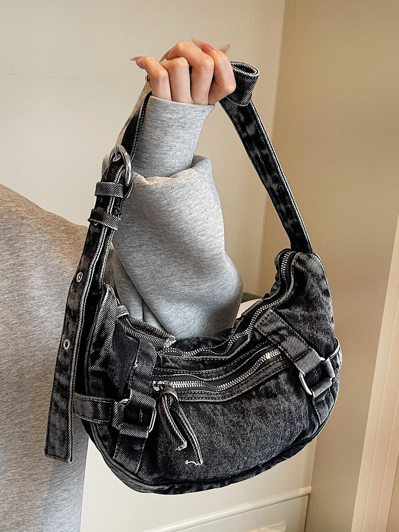 Personalized denim crescent bag, one-shoulder underarm bag, casual textured one-shoulder crossbody bag, commuter bag, messenger bag, Fashionable shoulder bag, Casual Messenger Bags, suitable for daily matching, commuting