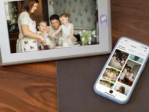 AmivoFrame AI Photo Frame - smart WiFi photo frame with ai voice message，instant share photos & videos via app，perfect family gift ideas for love and companion，senior-friendly gift for grandparents &parents to stay connected