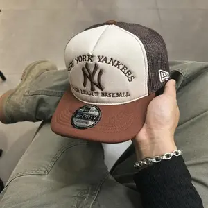 New Era 9FORTY MLB NY Yankees Trucker Hat Beige Brown Mesh Cap | Adjustable Snapback Baseball Hat for Men & Women, High Crown Structured Fit, Breathable Summer Streetwear Style, Embroidered Logo Premium Urban Fashion Collector Edition