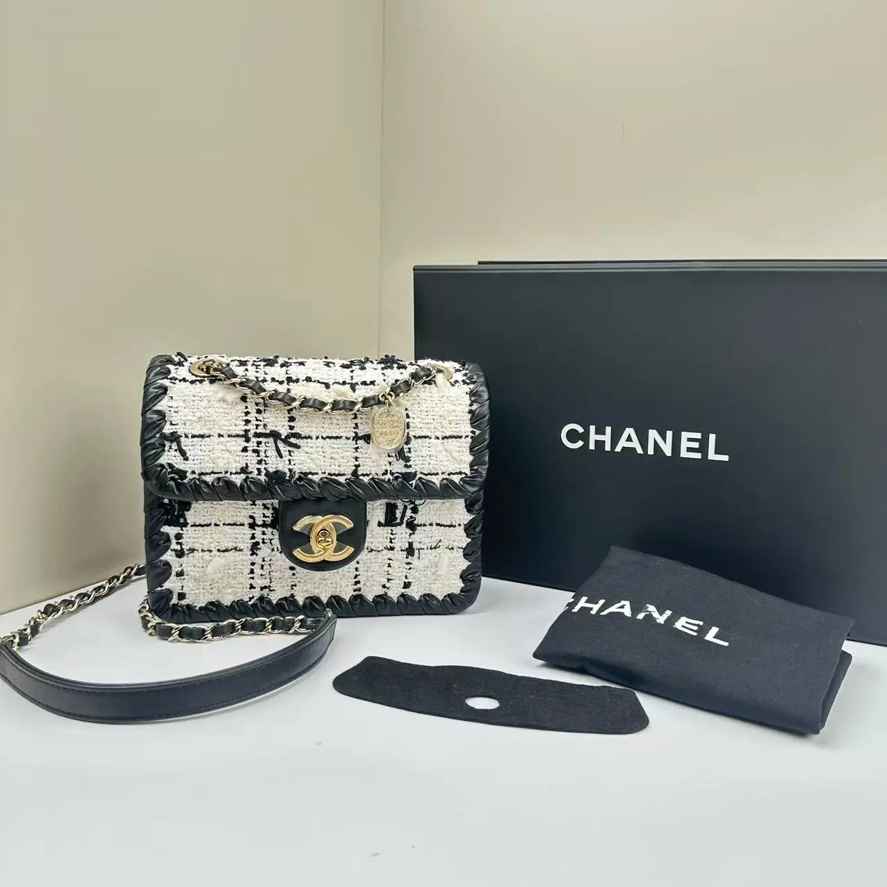 Pre-owned CHANEL Tweed Crossbody Bags My Own Frame Mini Flap Chain Black/White CPU0710