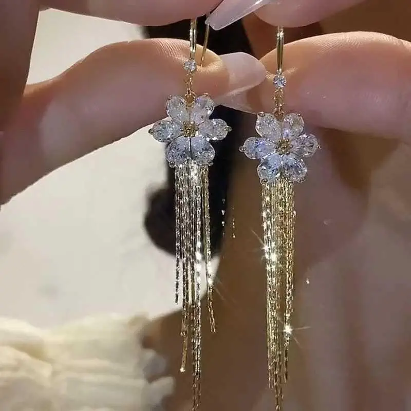White Zircon Flower Earrings for Women Ethereal Elegant Long Petal Tassel Drop Earrings Premium Look Unique Elegant Ear Jewelry HNAL20