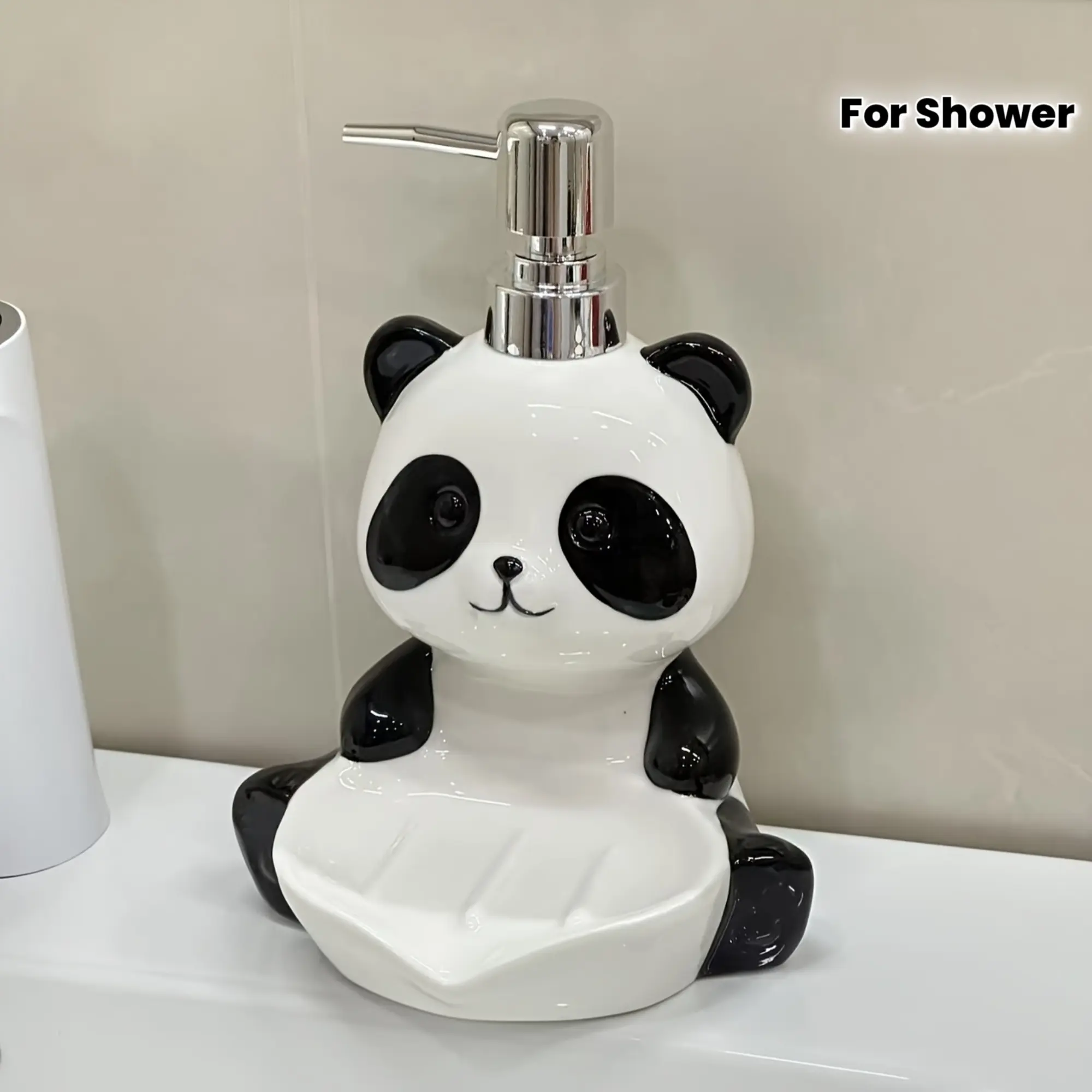 A creative and cute panda double-effect ceramic lotion can be packaged in two-in-one soap box, hand sanitizer, shower gel, shampoo, and kitchen detergent can be packaged separately, suitable for bathrooms, kitchens, and bedrooms.