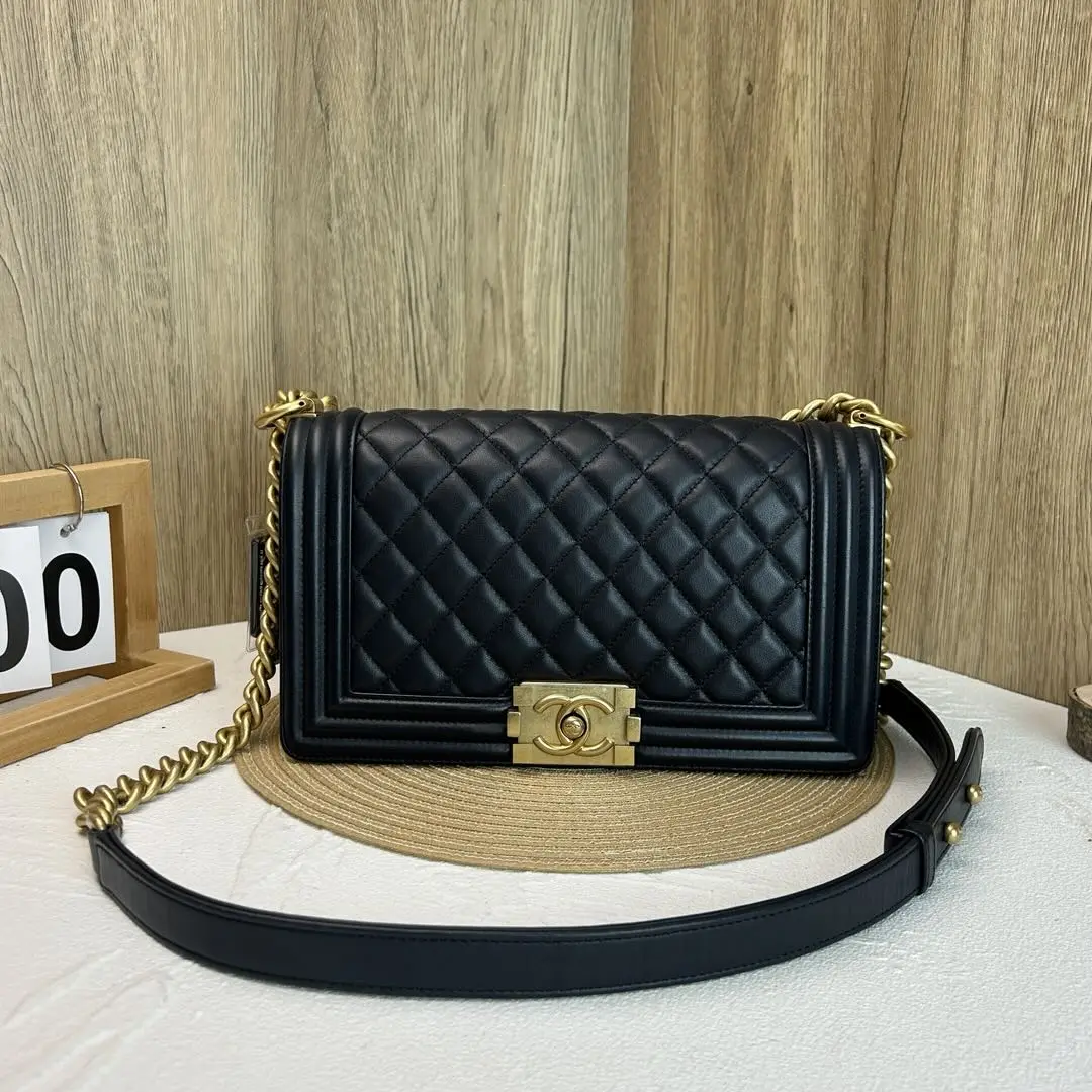 Pre-owned CHANEL Boy bag in black quilted leather with gold tone hardware