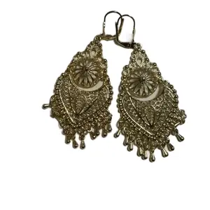14k oro laminado chandelier earrings