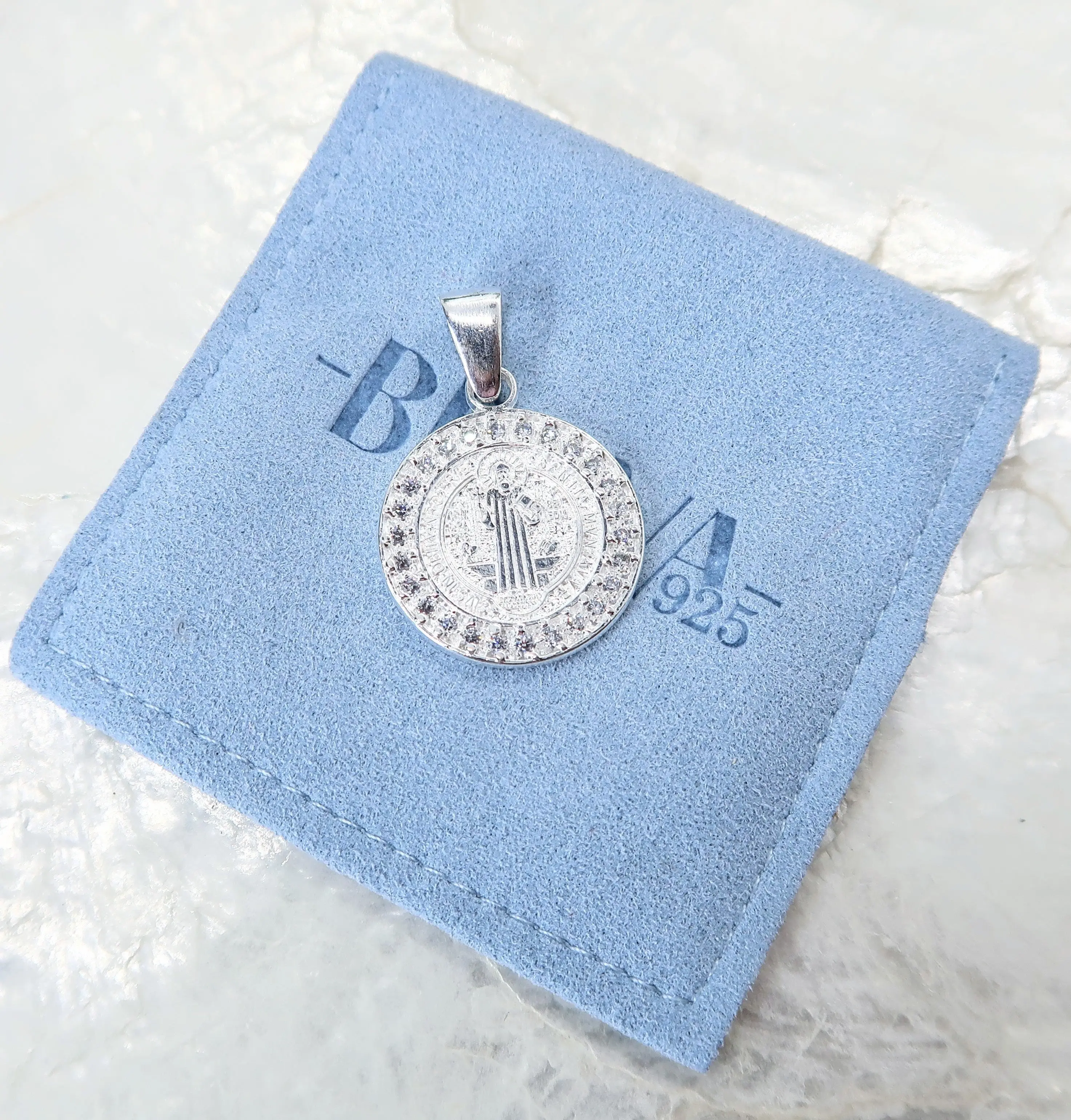 Dije Medallón de San Benito con Zirconia
