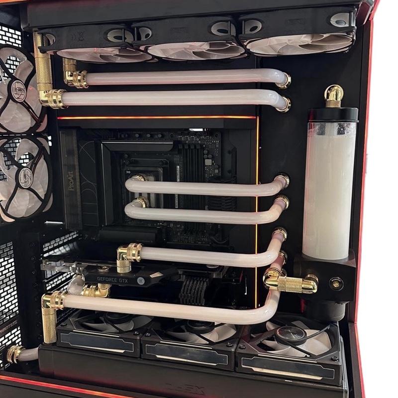 Custom Waterlooped Gaming PC with Advanced Cooling System and High-Performance Components