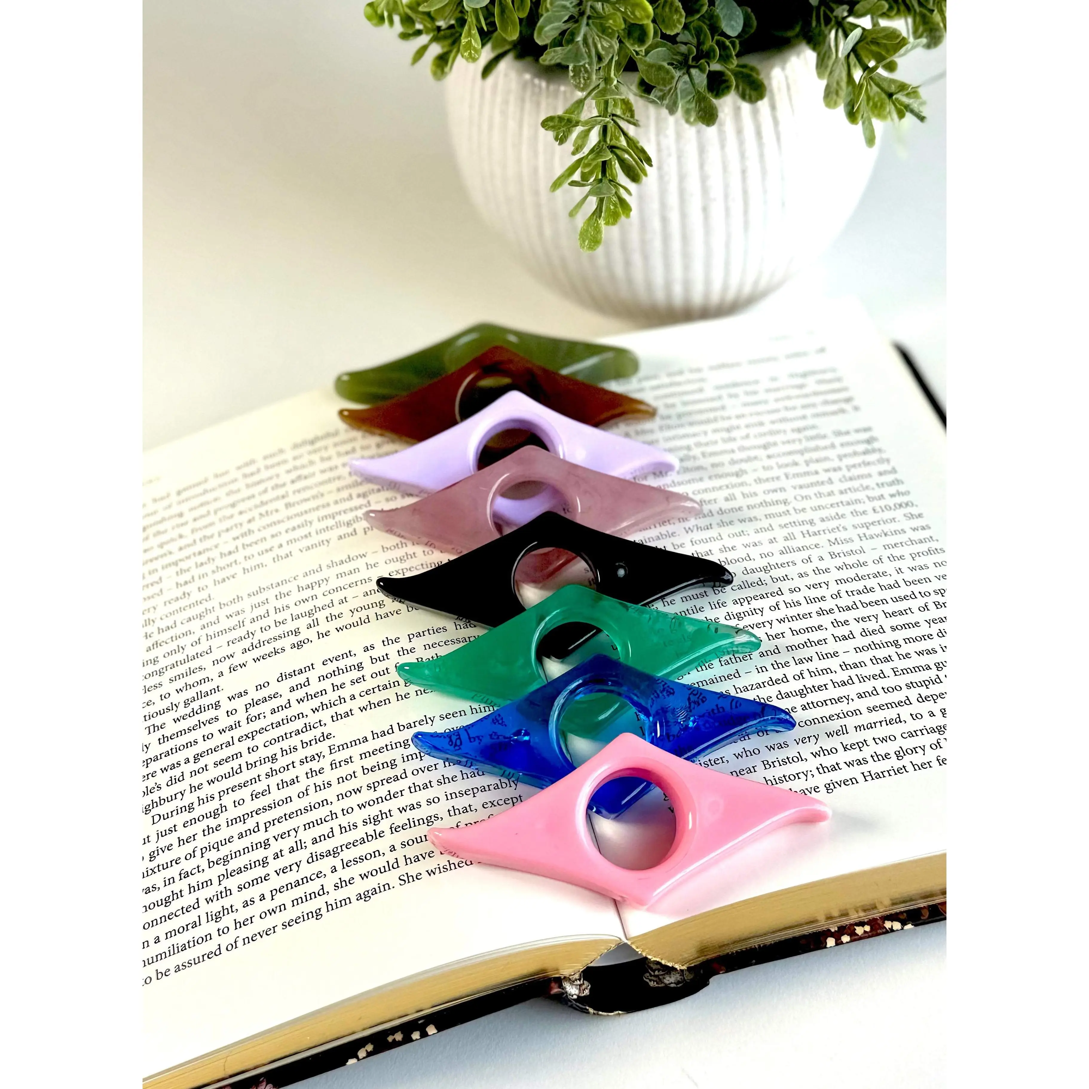 Classic Acrylic Finger Page Holder Ring – One-Hand Reading Accessory