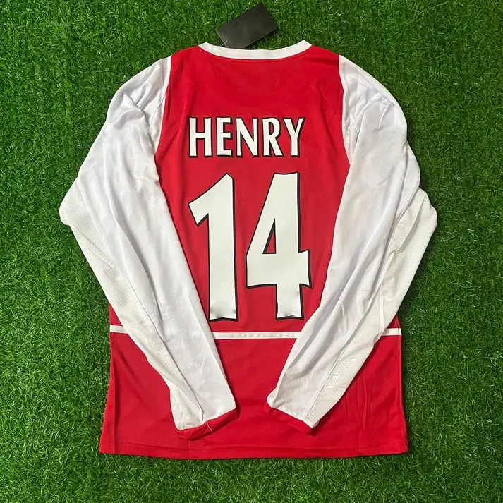 T.Henry #14 2002–2004 Red White Retro Football Jersey – Classic Red Body & White Sleeve Design, Long Sleeve, Striker, Full Printed