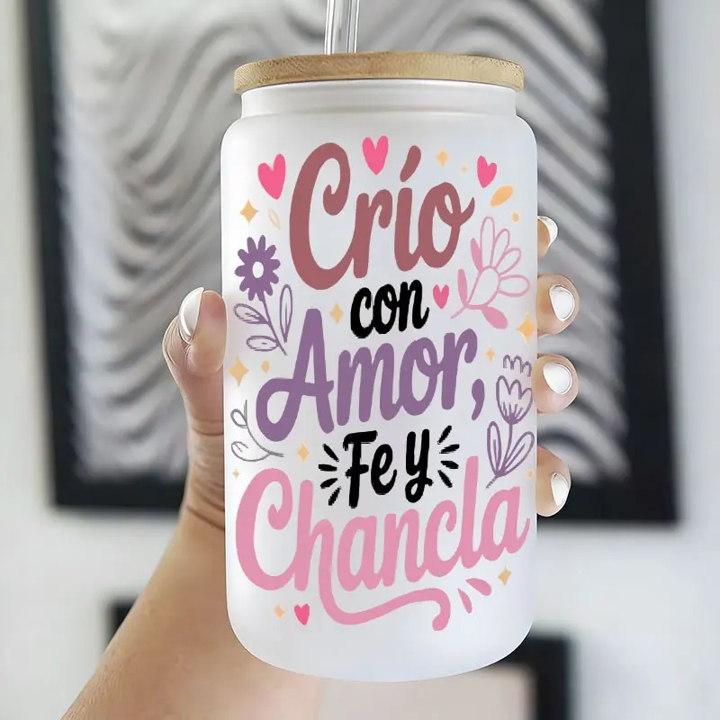 Spanish Mothers Day Gift Crio con Amor Fe y Chancla 16oz Glass Cup with Lid and Straw, Reusable Beer Can Glass Iced Coffee Cup, High-Quality Drinking Tumbler, Drinkware Tumbler, Regalo Ideal para Mama, Mujeres Hispanas & Amigos