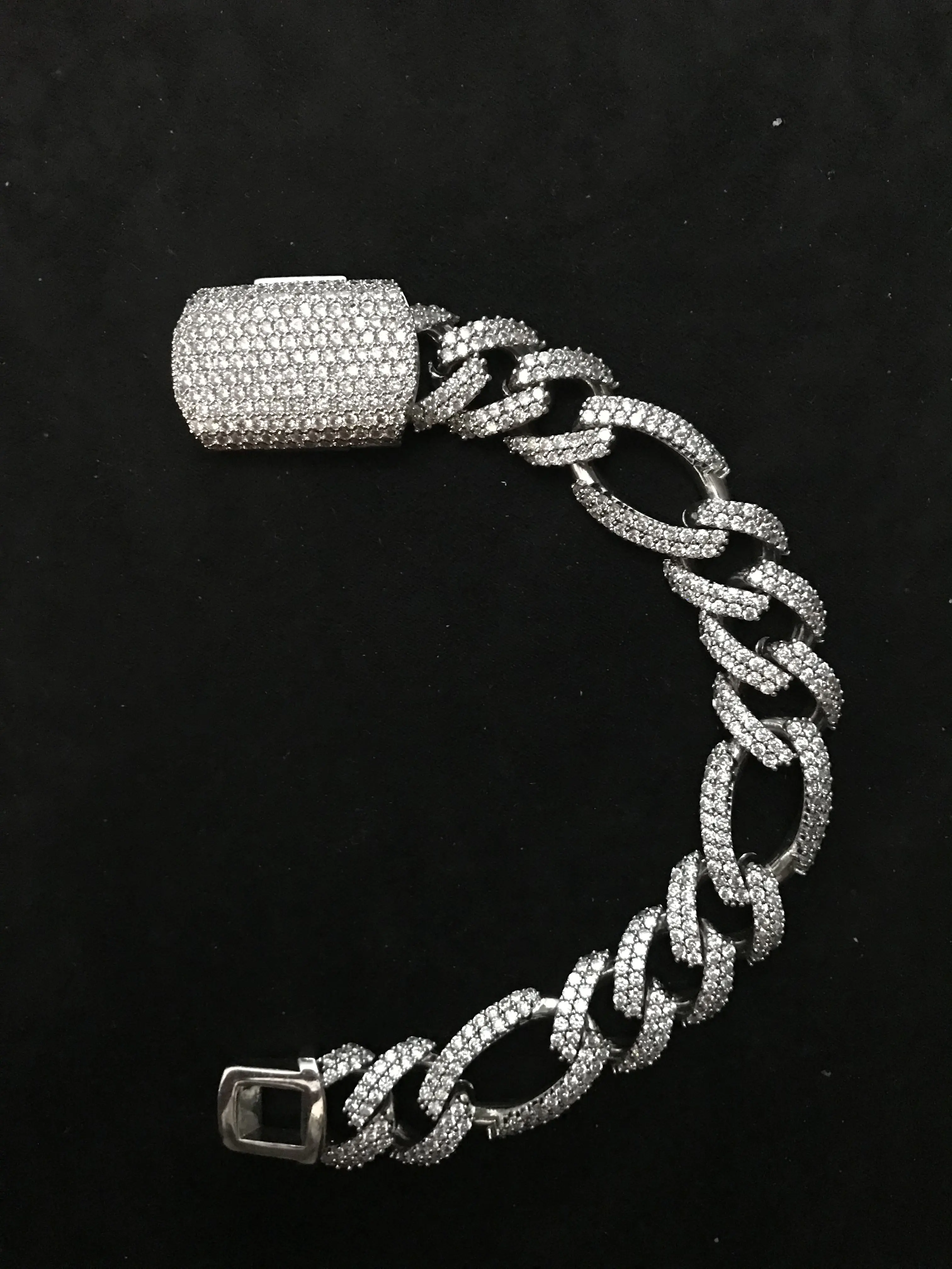 Unisex M2-2043 Silver Metal Coating Chain Bracelet with Rhinestones, Lock Closure (Costume Jewelry Fashion Accessory)