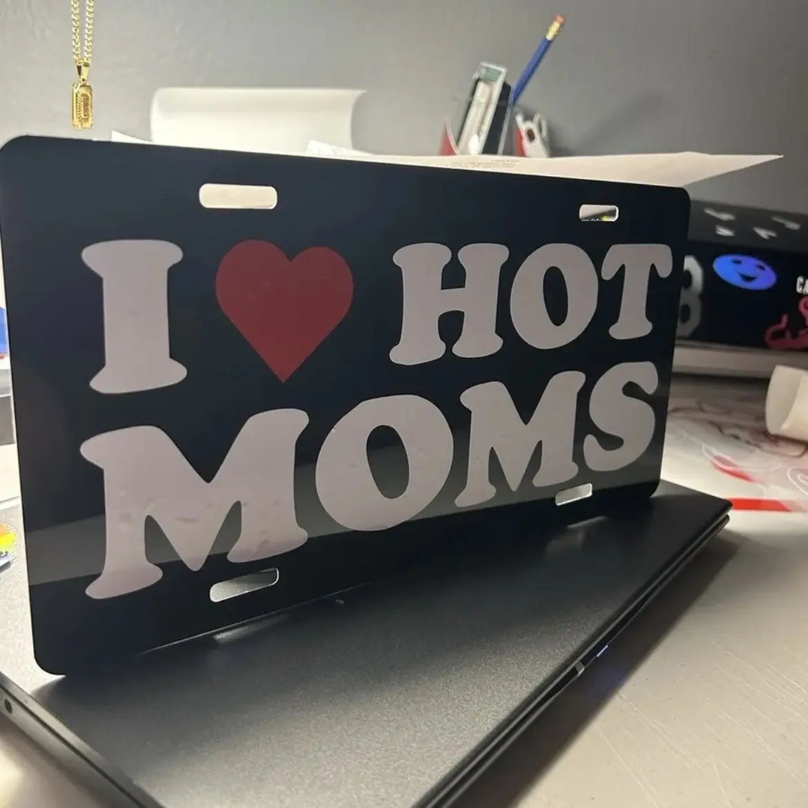 Aluminum Car License Plate, Home Decor Accessory with Bold Text, Pre-Drilled Holes for Easy Installation (For Hot Parents Enthusiasts)