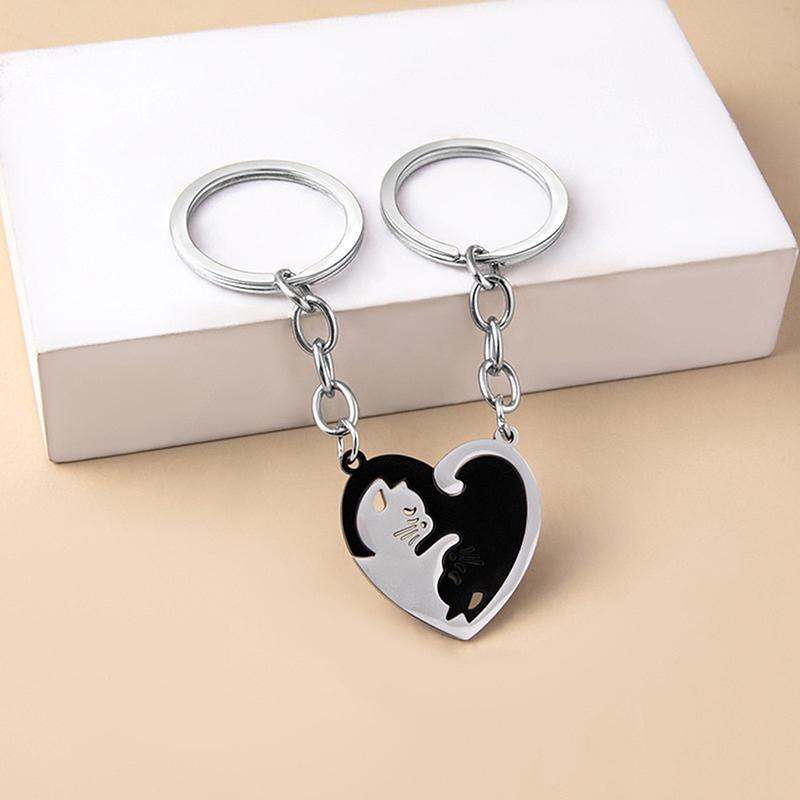 Cute Hug Cat Keychain with Patchwork Heart, Creative Round Pendant for Couples, Bag and Car Accessories