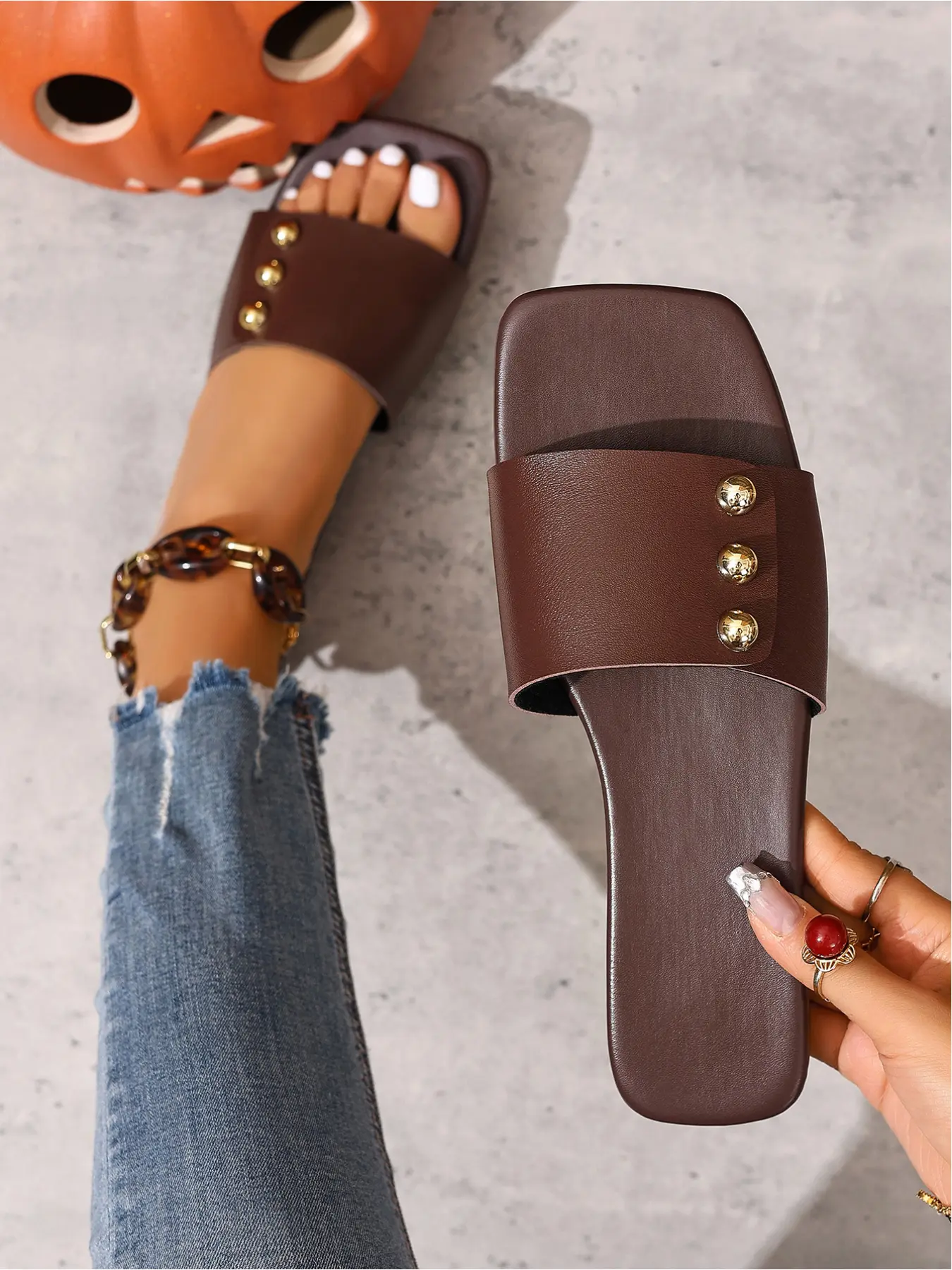 Women's flat sandals, decorated with golden summer studs, are comfortable and open-toed, suitable for outdoor wear, beaches and parties, Fashionable Studded Sandals
