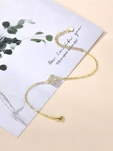 The elegant lady's four-leaf clover moissanite bracelet is suitable for daily wear, vacations, dates, and other occasions, and also makes a delightful and exquisite small gift.